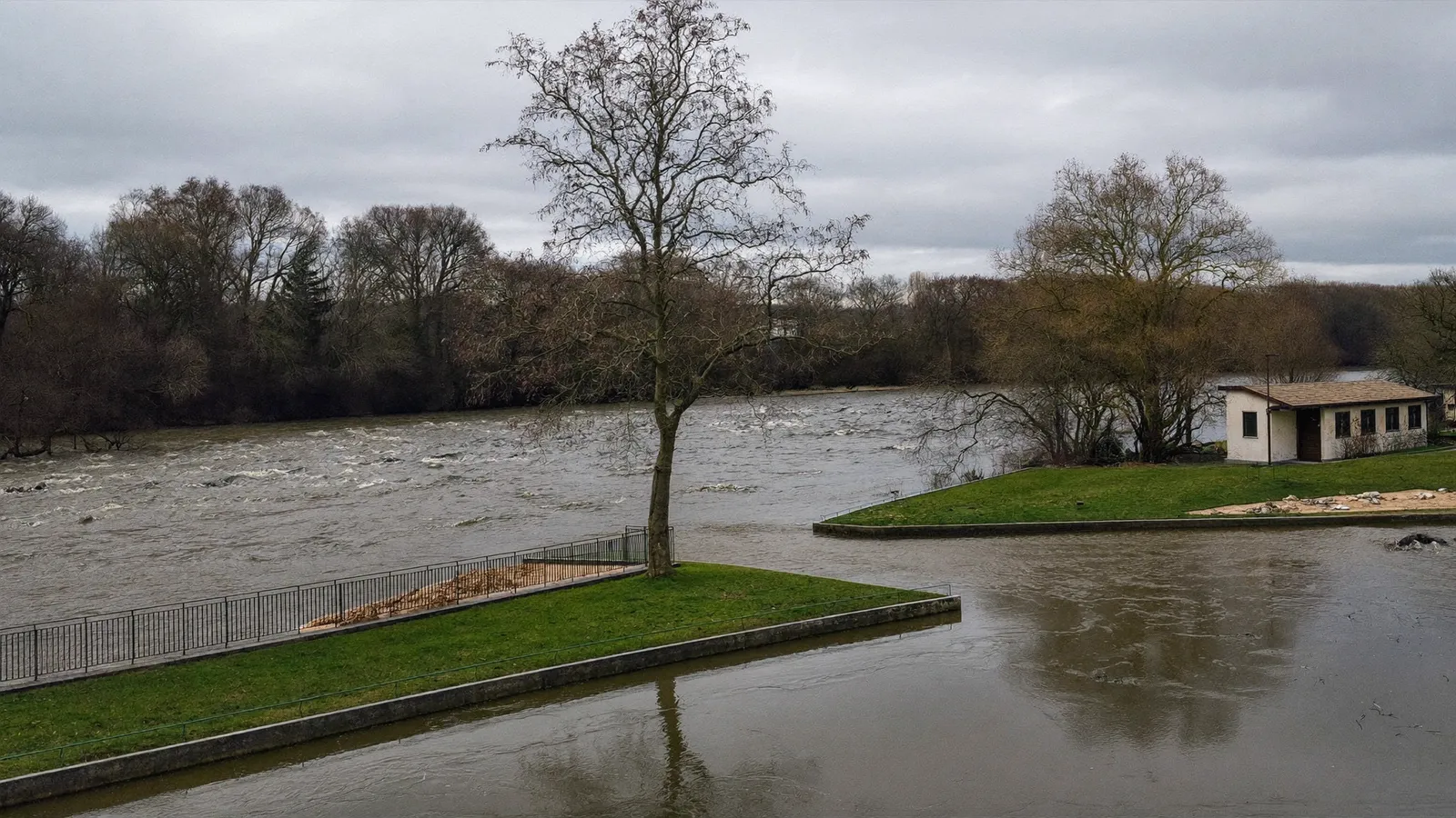 Berges de l'Ouche débordées près du lac Kir à Dijon, chemin recouvert par l'eau